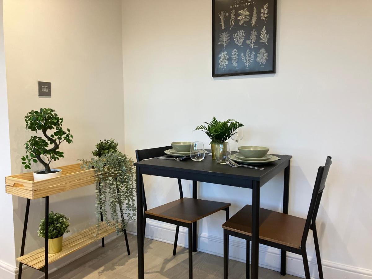 Magnificent Refurbished 1 Bed Flat Few Steps To High St ! - 4 East House Apartment Epsom Bagian luar foto