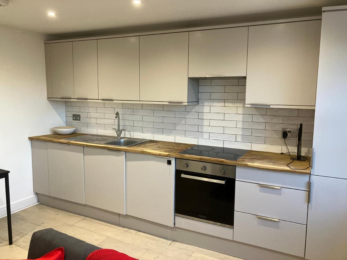 Magnificent Refurbished 1 Bed Flat Few Steps To High St ! - 4 East House Apartment Epsom Bagian luar foto
