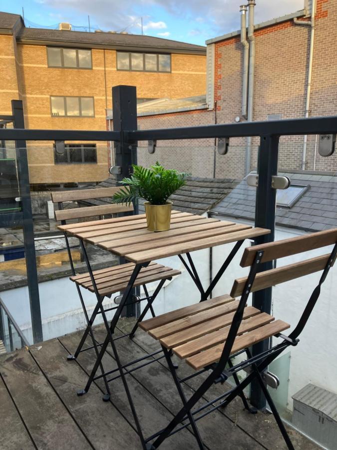 Magnificent Refurbished 1 Bed Flat Few Steps To High St ! - 4 East House Apartment Epsom Bagian luar foto