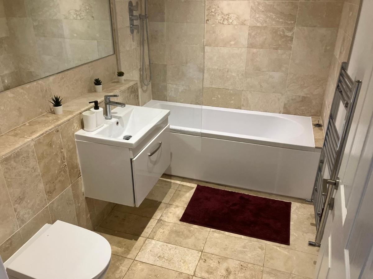 Magnificent Refurbished 1 Bed Flat Few Steps To High St ! - 4 East House Apartment Epsom Bagian luar foto